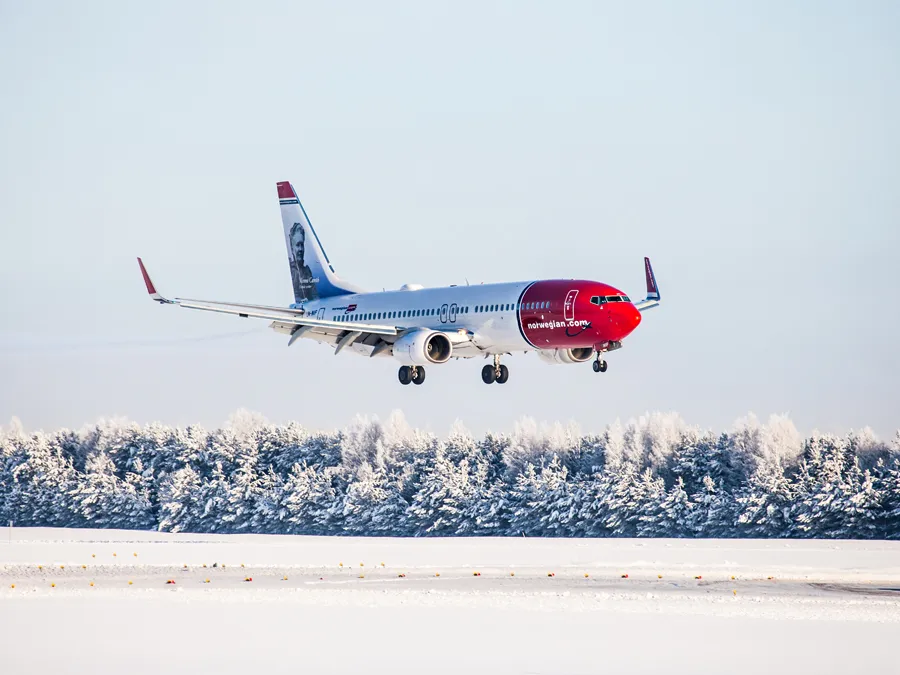 Flygplan på väg att landa på landningsbana. Foto.